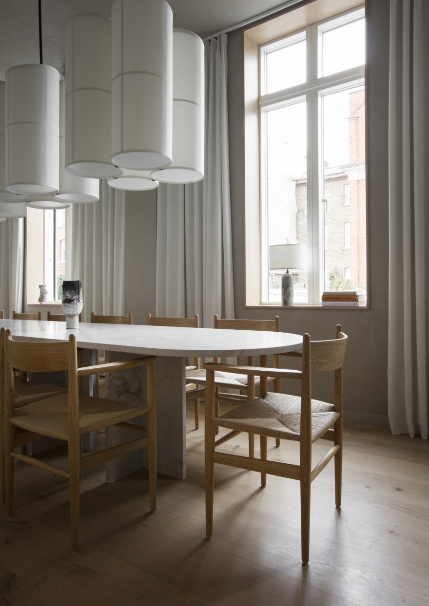 De immer neutrale en tijdloze stoel CH37 van Hans J wegner, ontworpen in 1962