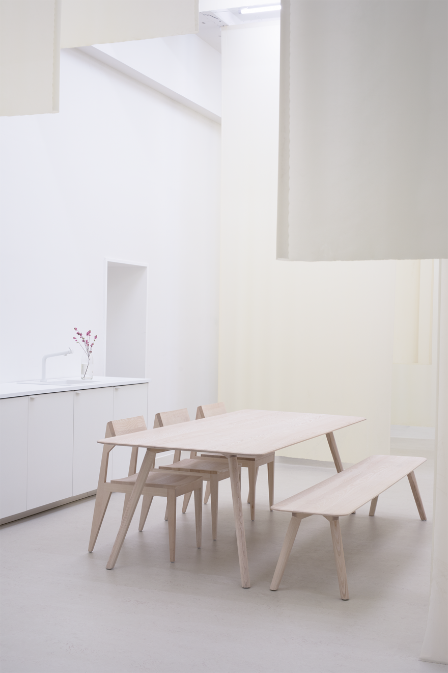 MEYER tafel en zitbank in massieve eik 