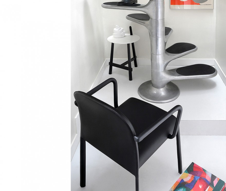 Scala chair met armleuningen: een alternatief voor de CAP chair van Cassina... 