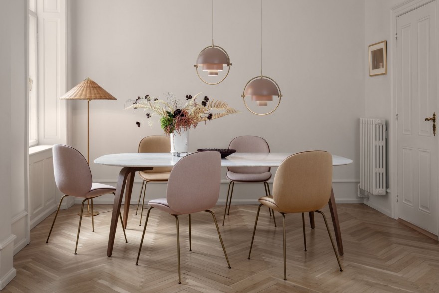 Gubi interieur setting met Multi-Lite hanglampen 