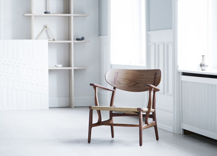 De CH22 in notelaar, Carl Hansen & Son 