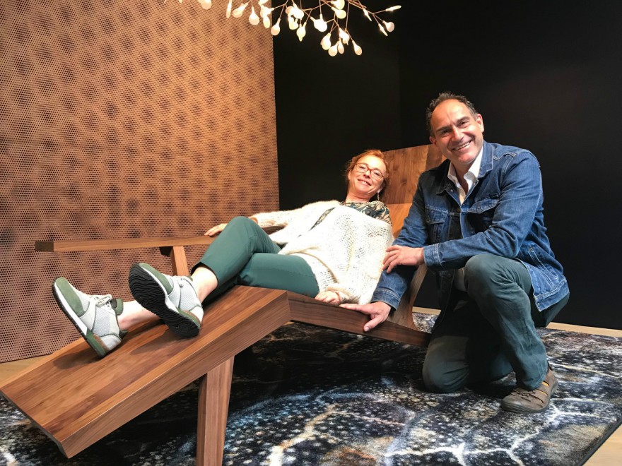 Katrien met Joep van Lieshout: testen van de Liberty lounger (New York) 