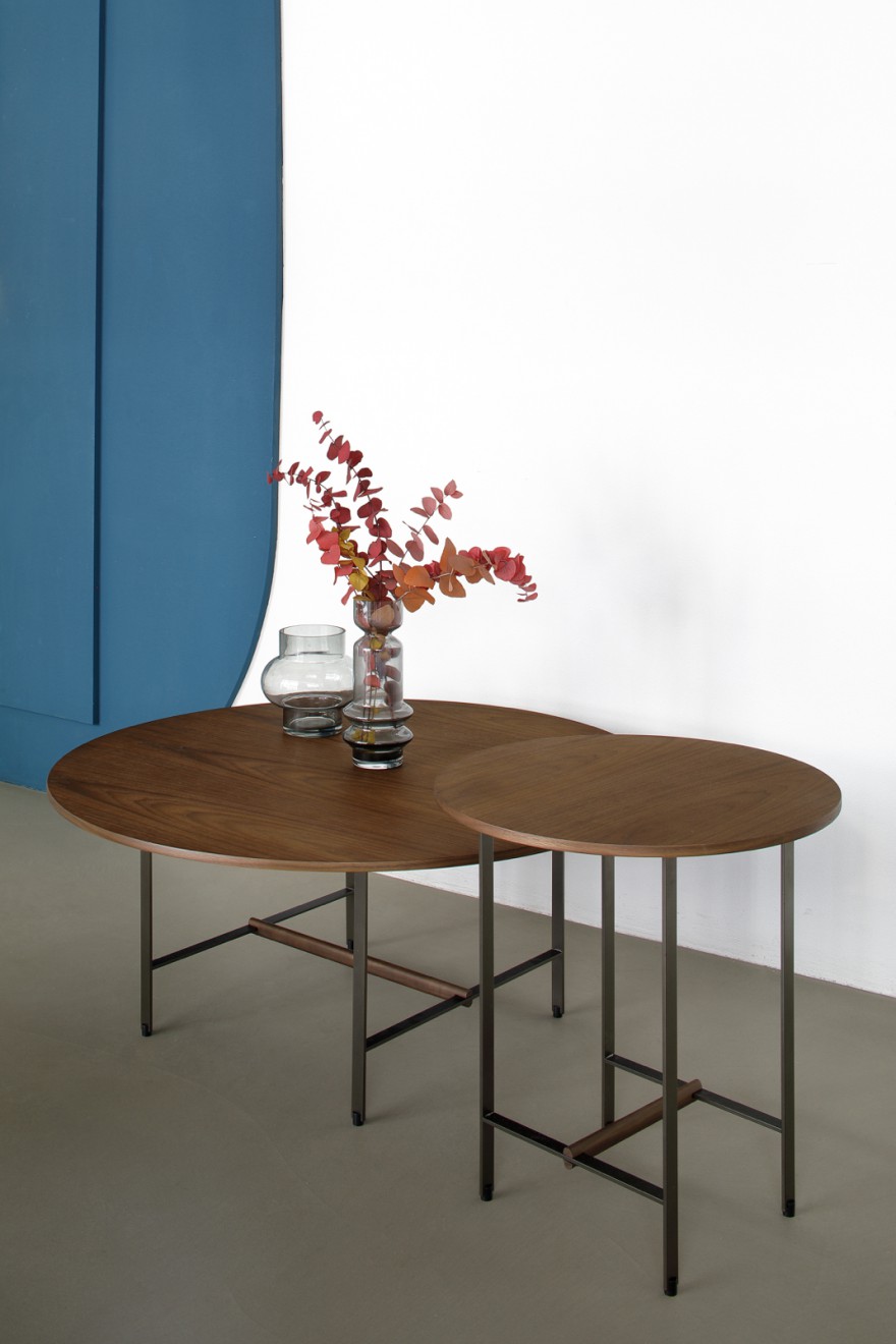 Ronde Sister tafels met top in fineer notelaar