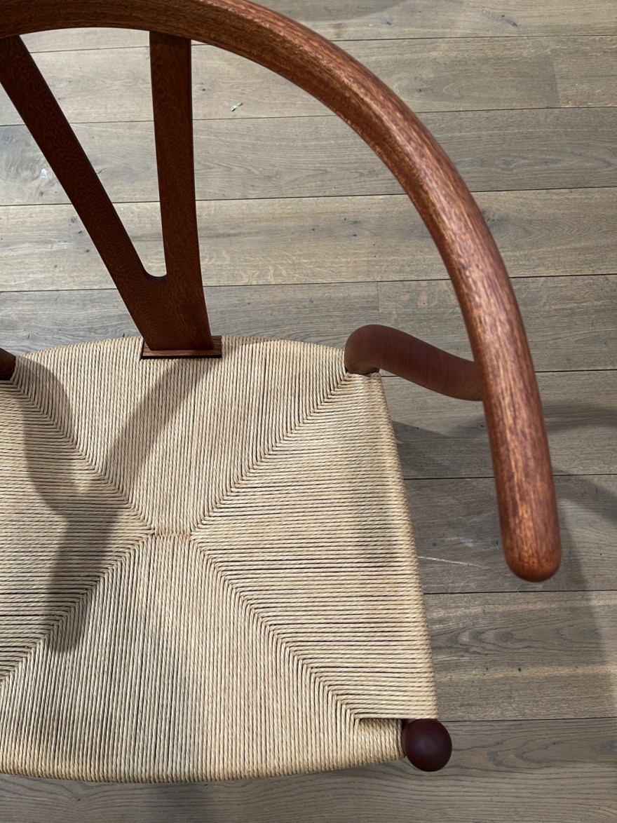 CH24 in mahoniehout en naturel papierkoord (foto: Antwerp Design Days) 