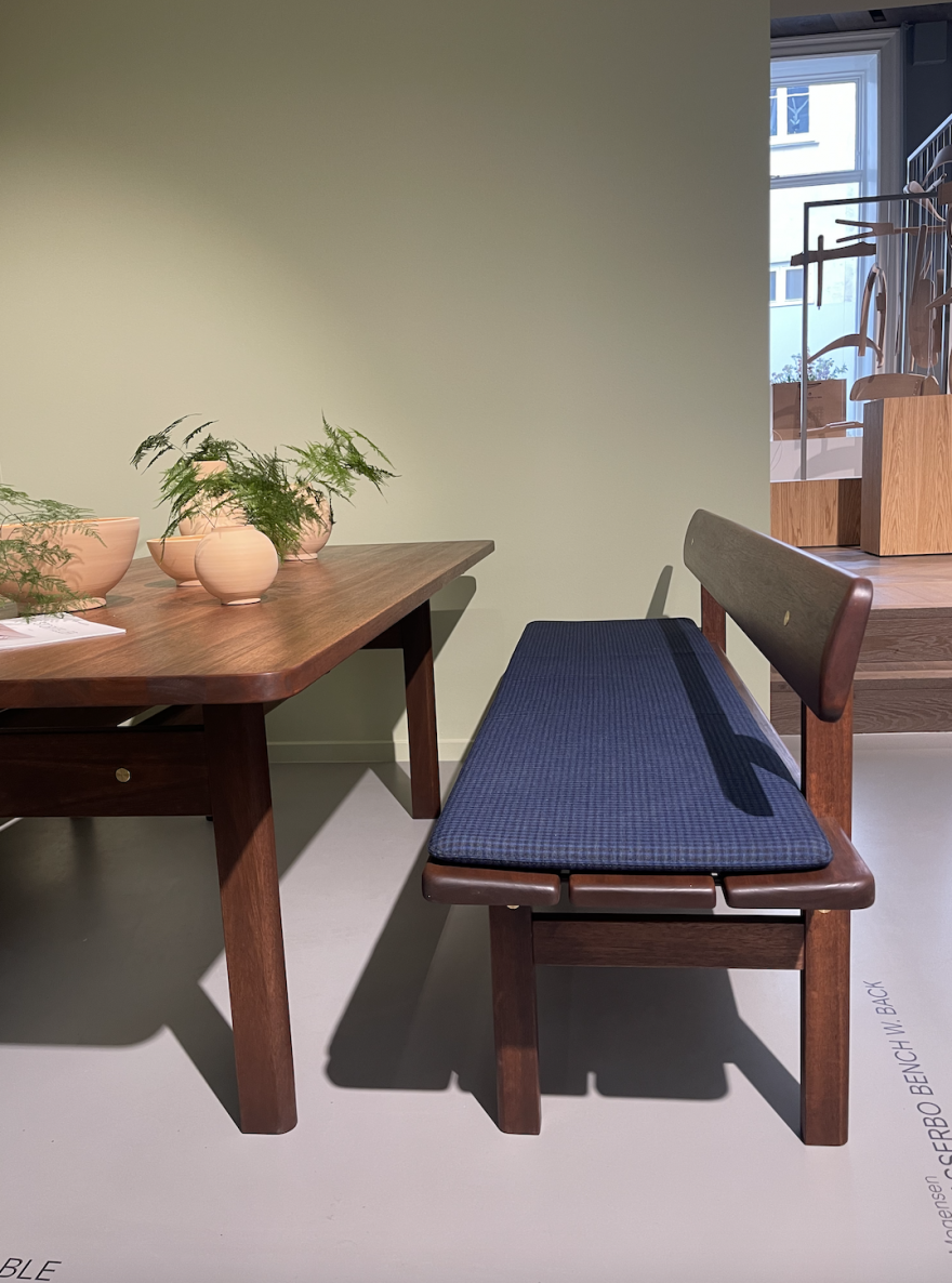 Donker geolied Ecalyptushout voor de asserbro tafel en bank  @ 3 days of design 