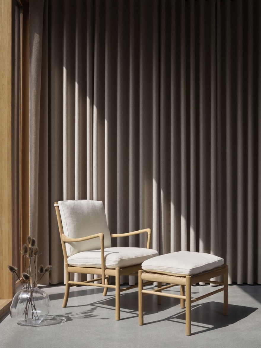 Colonial Chair (met voetbenbank): traditionele lounge met zit op stoelhoogte 