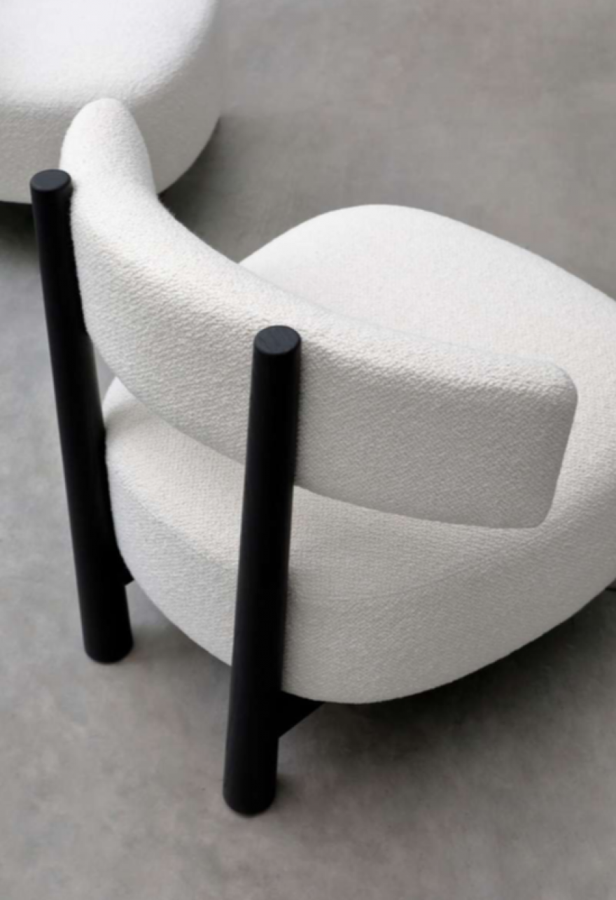 Dalya. Frame: zwart essenhout. Design Patricia Urquiola