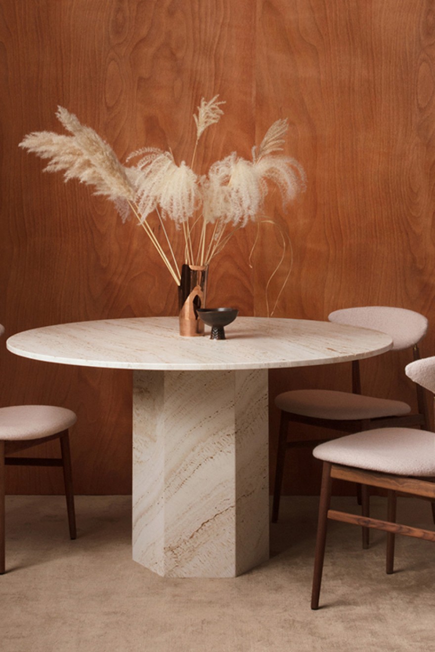 Epic dining in witte travertin 