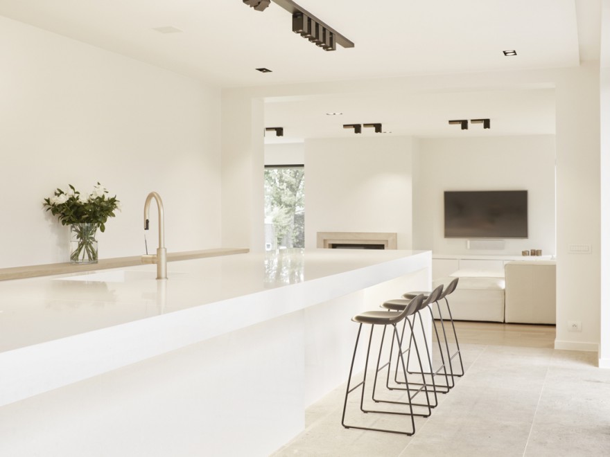 De zwarte GUBI  3D barstoelen  in contrast met de witte keuken... Fraeye Living op zijn best