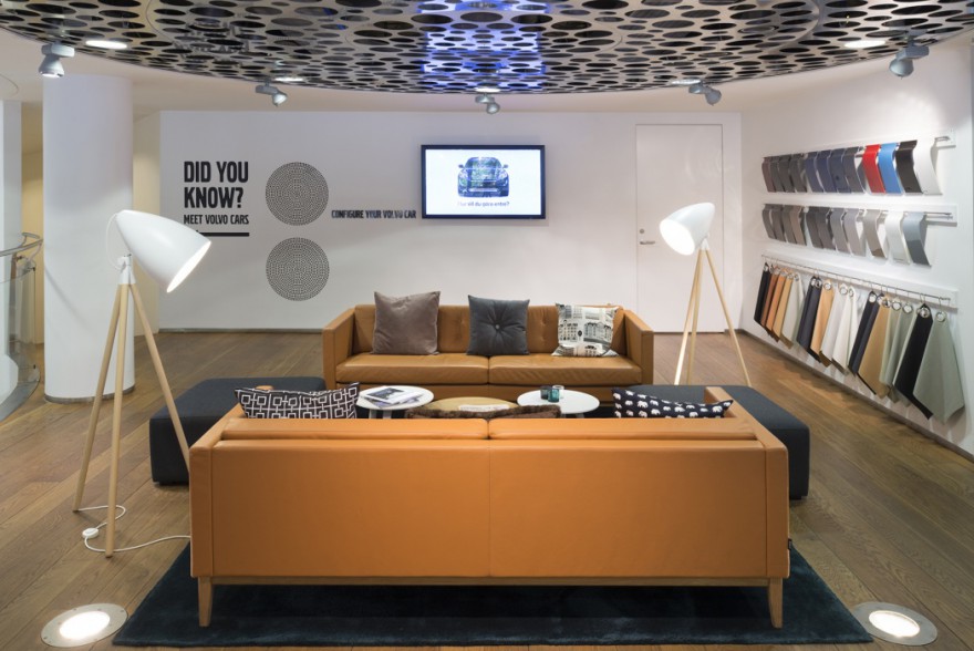 Ook de madison sofa's van Swedese zijn omni-present in de vernieuwde Volvo showroom 
