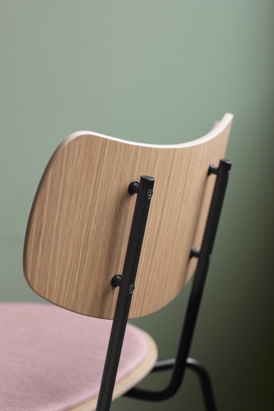 Elegante mix van staal, hout en stoffering