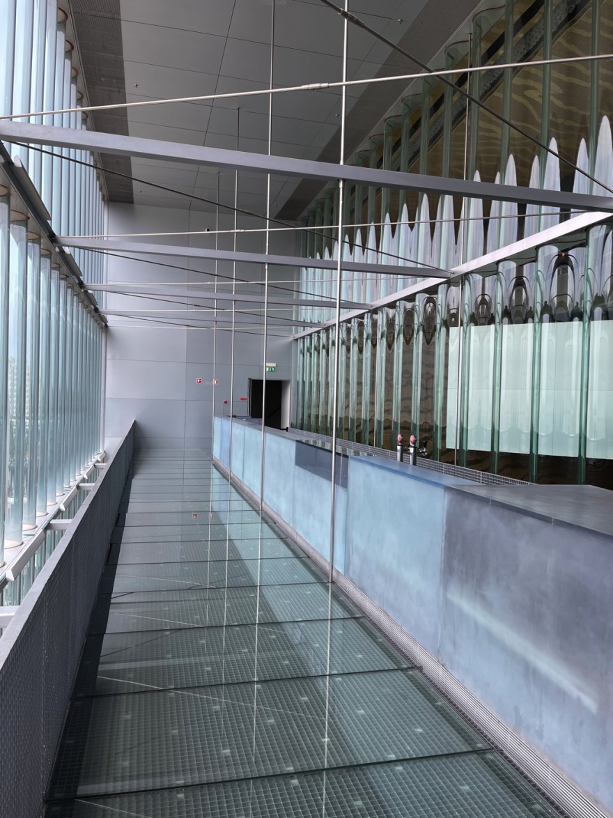 Geborstelde plexi bar: inbreng van Maarten Van severen, Casa da Musica 
