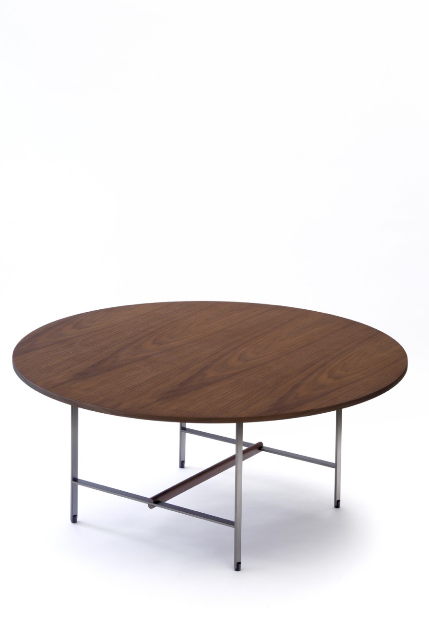 Let op het subtiel, verfijnd onderstel. Sisters table rond: diam. 90 cm x  hoogte 50 cm