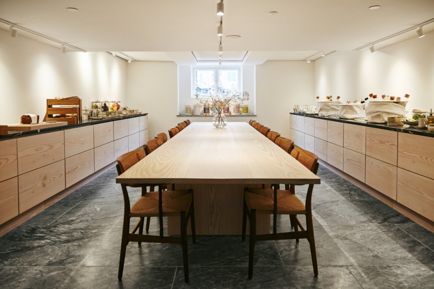 De vergaderruimtes met stoelen van Carl Hansen & Son...
