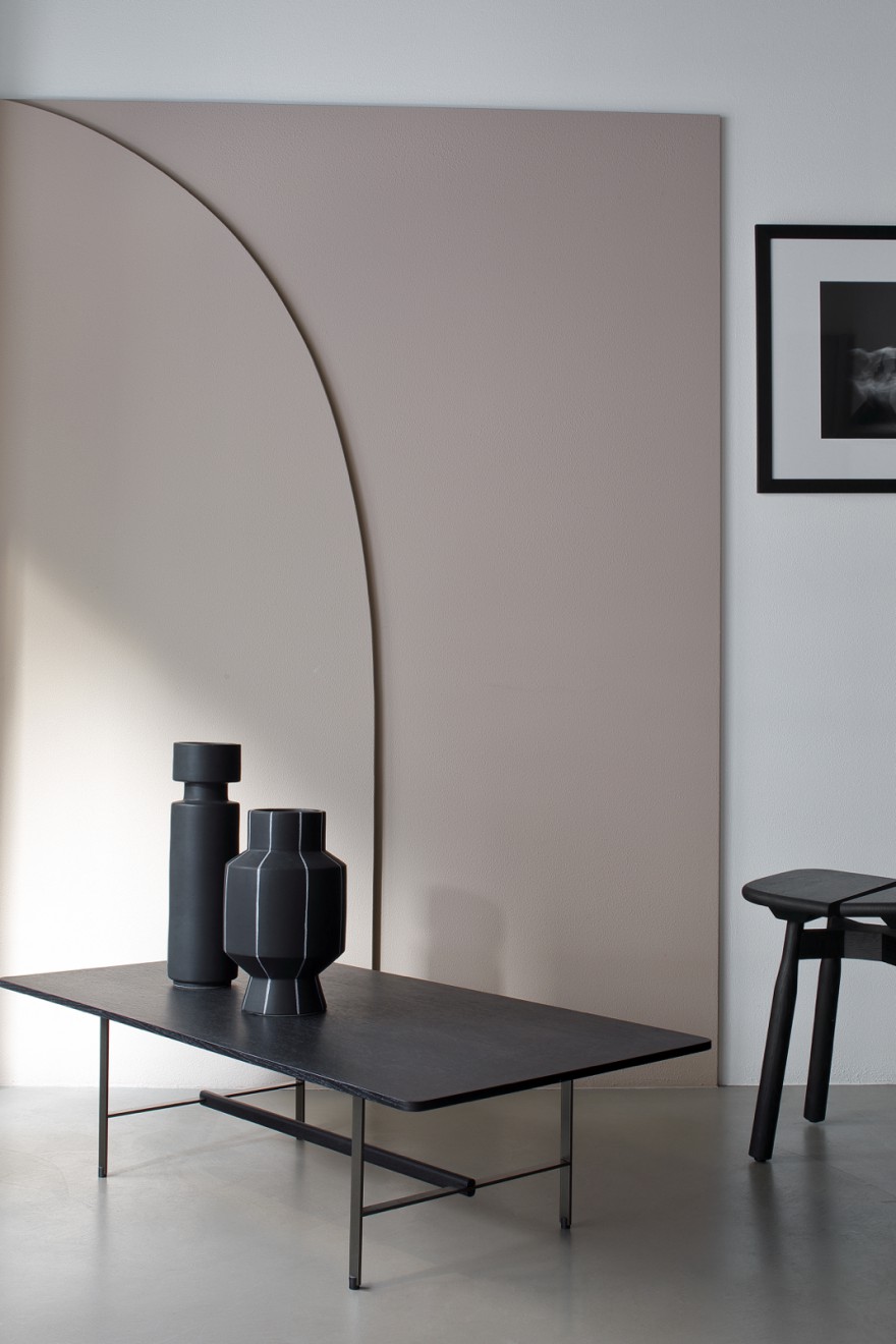 Sisters tafel met zwart, eiken top (of notelaar): 108 x 57 x H 35 cm