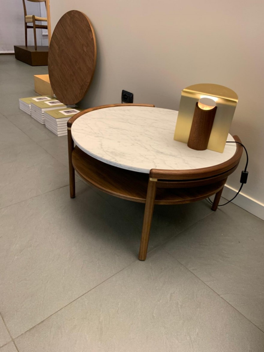 Sideways salontafel met top in witte Carrara marmer 
