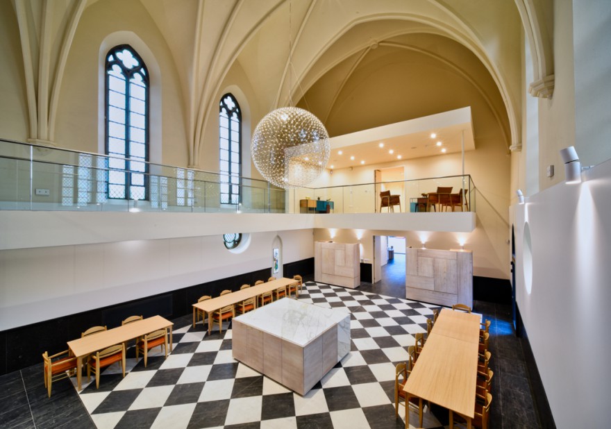 Raimond hanglamp als decoratieve lamp die 2 verdiepingen verbindt: architecturale meerwaarde 