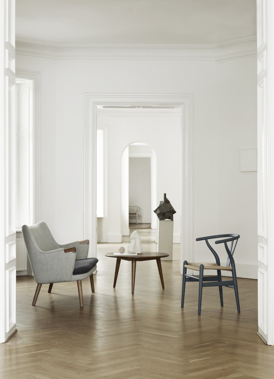 Iconische Wishbone Chair (design 1949) matte versie in combinatie met de CH71 (design 1952)