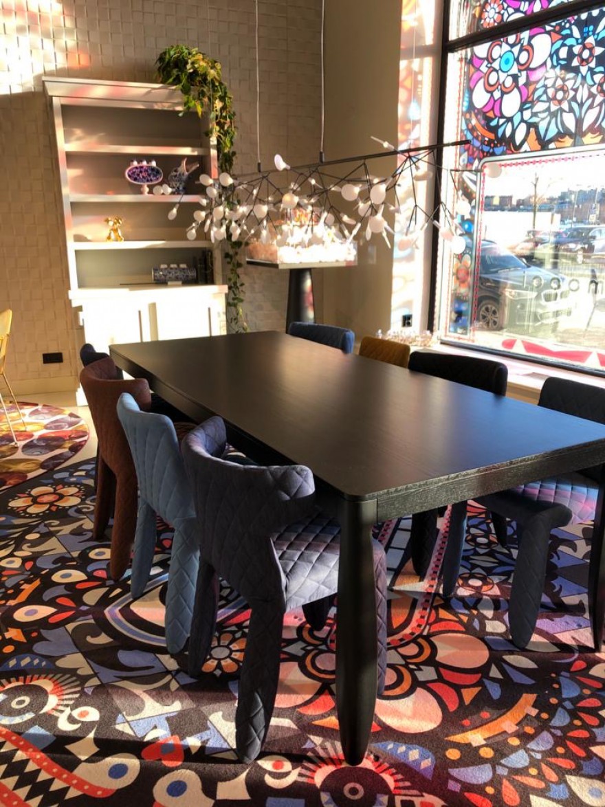 Monster Chairs met Heracleum Endless lamp, enz.