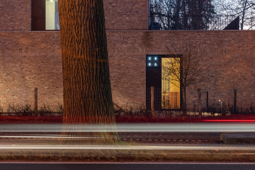 De facade van CRKL in Roeselaere: consistentie over gans de lijn... . Foto: Klaas Verdru 