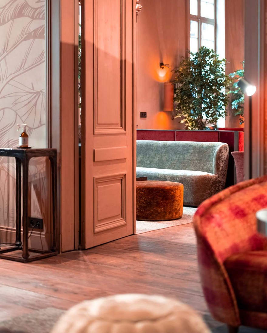 GUBI Revers Sofa in haardkamer, Stay Sofa in de bar