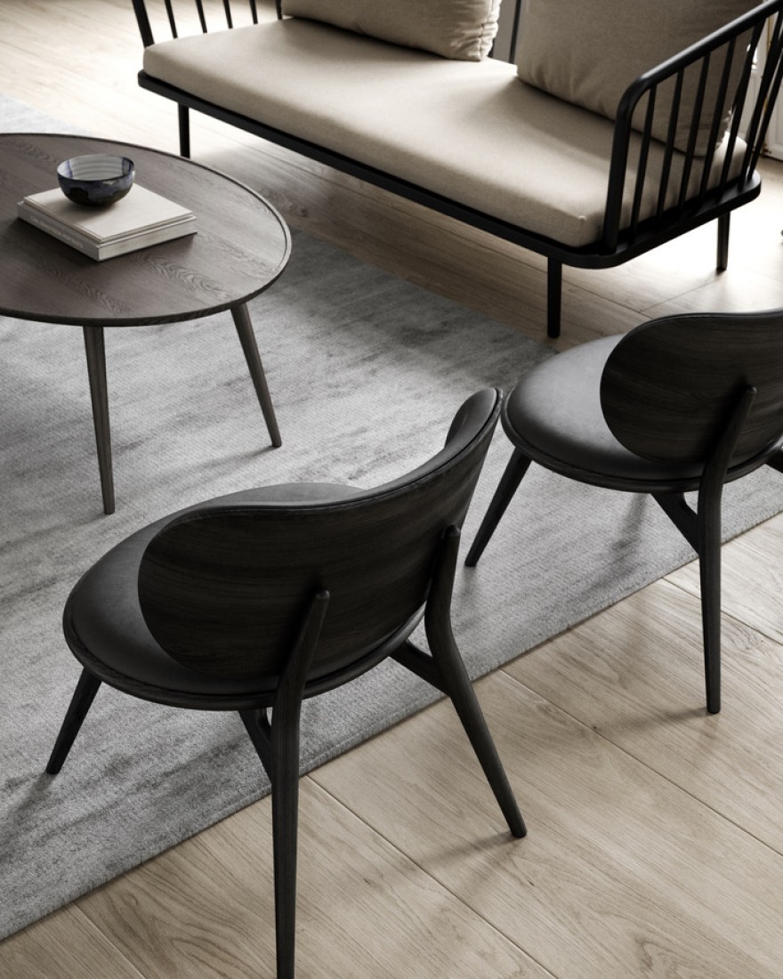 The Lounge Chair in zwart leder en mat gelakte eik