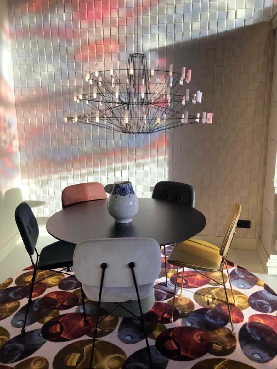 Zwarte Coppelia luster boven ronde Container tafel met de Golden Chairs 