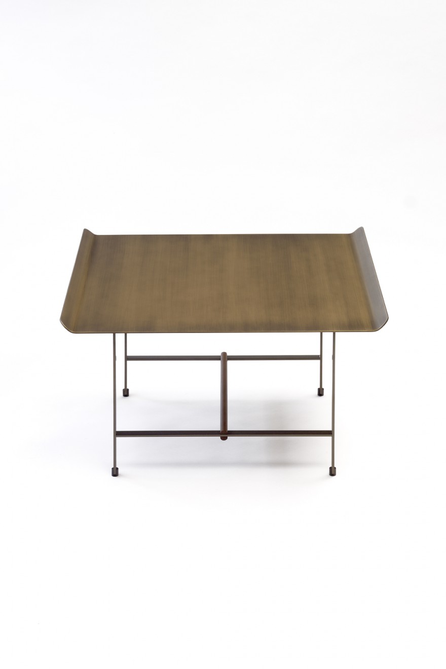 Vierkante (65 x 65 x 40 cm) Sisters bijzettafel met bronskleurig gepatineerd metalen top. 
