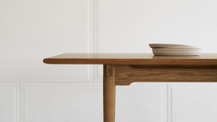 Detail van de CH327 met top in teak en onderstel in FSC gecertifieerde eik.