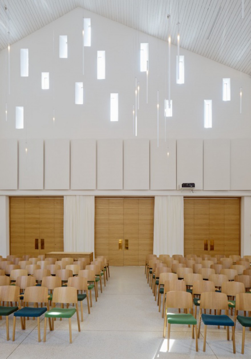 De volledig houten stapelbare GRACE stoel in de kerk van Amhults in Göteborg 