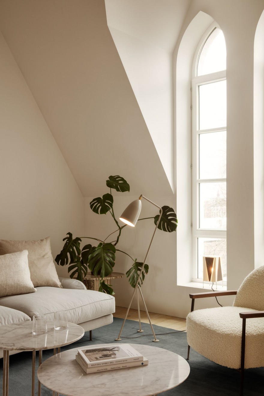 Gubi setting met Grasshoppa lamp, Sejour lounge en detail Flaneur sofa... 