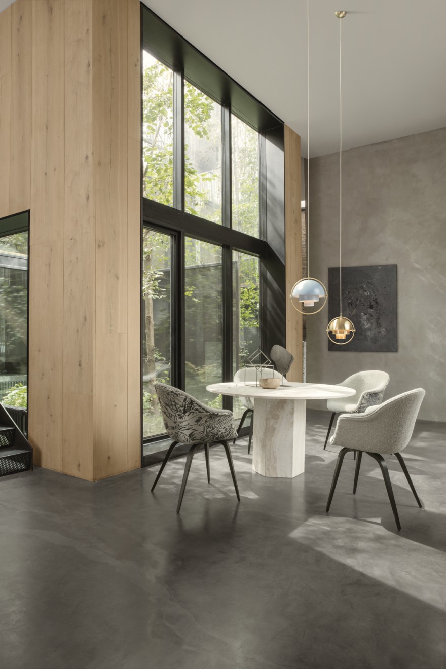 Epic Dining table diameter ø130 cm, design GamFratesi - BAT dining chairs 