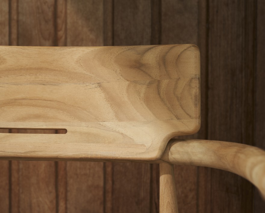 Elegante, ronde vormen voor de Embrace dining chair