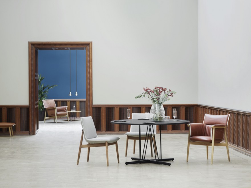 E020 Table ø139,5 cm Black laminate, black powdercoated steel 