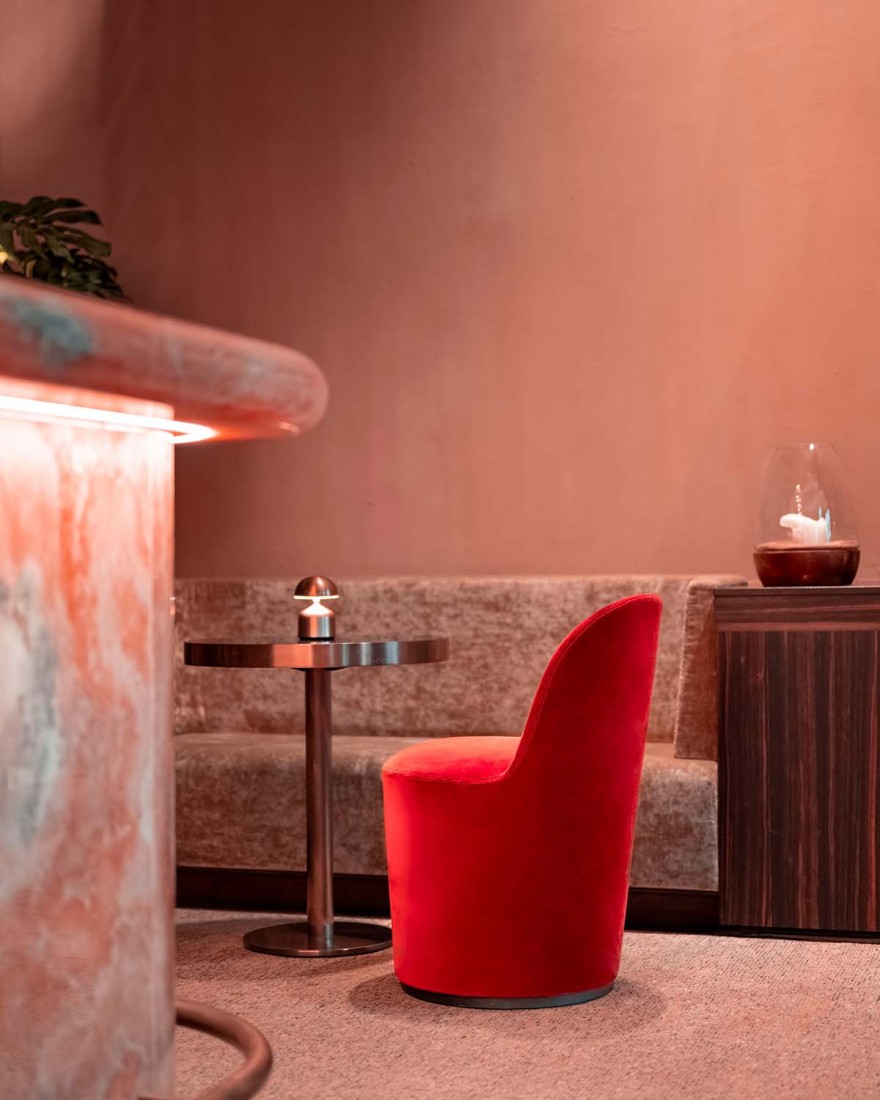 GUBI Tail Dining Chair - High Back in de bar