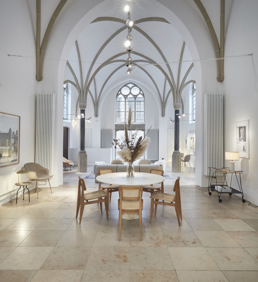 Epic Table White Travertin - C-chairs en Trolley in The Chapel