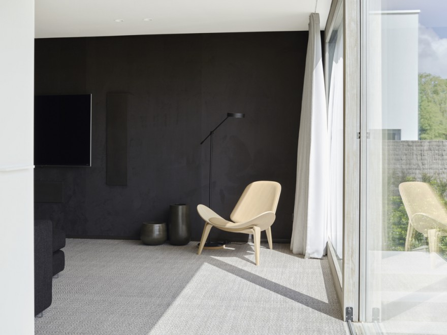 De CH07 (Smiley Chair), design Hans J Wegner, in een inrichting van Fraeye Living 