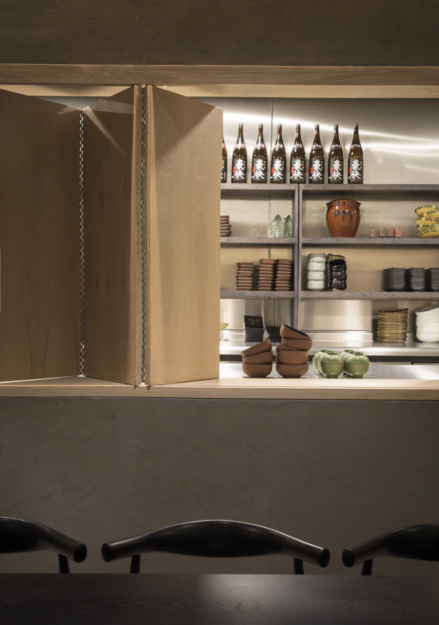 Karakervolle Elbow Chair (CH20) - design 1956 - in Londons Sushi restaurant 