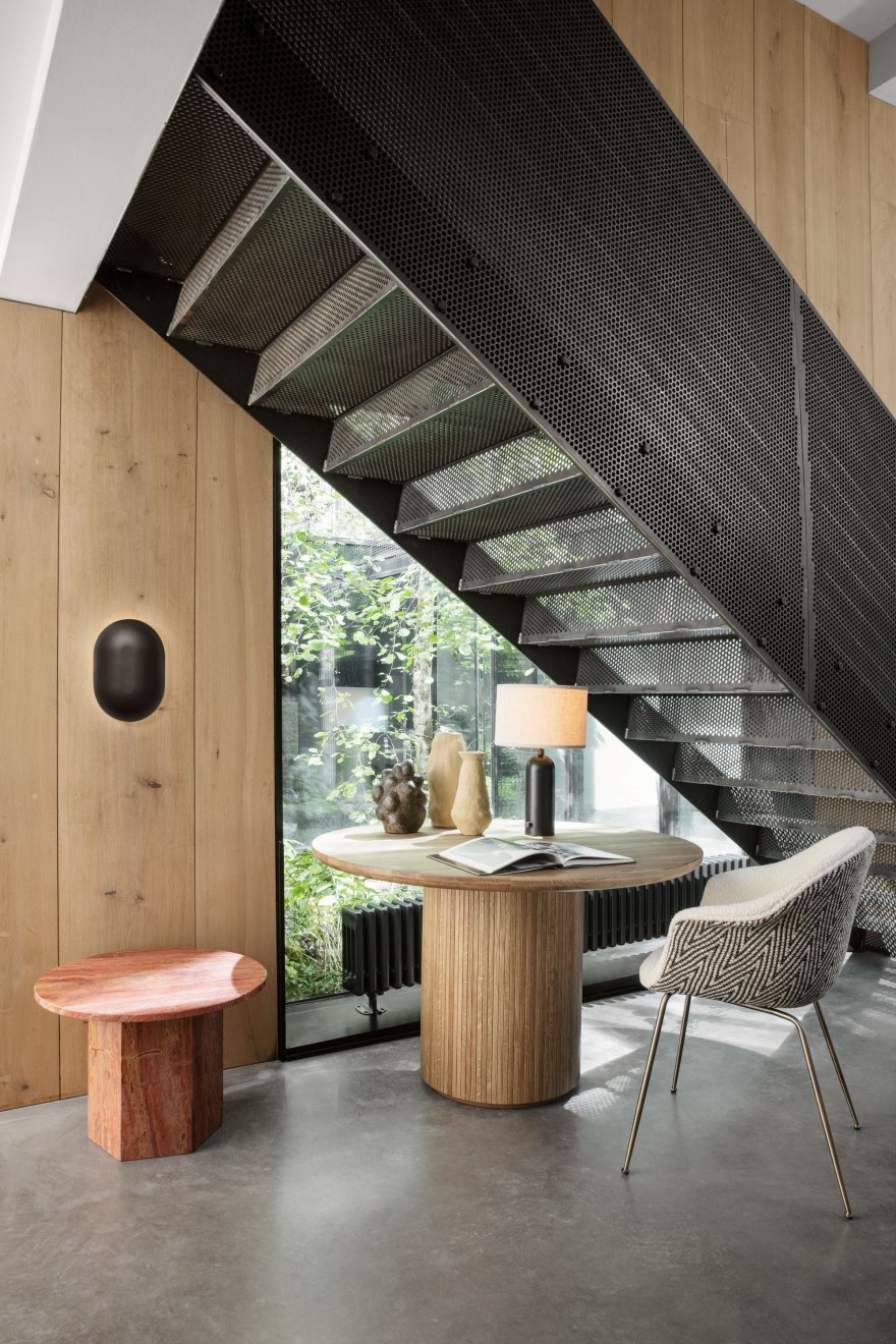 Même dans un coin sous l'escalier, vous pouvez travailler avec style ...