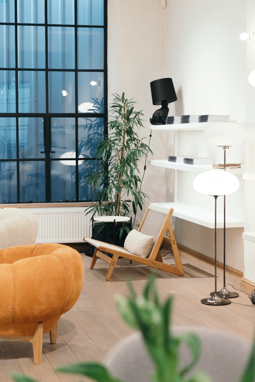Croissant sofa, Inital Chair, Stemlite & Rabbit lampen 