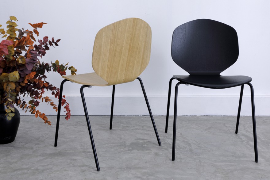 Loulou chair: oak - black - ook met chrome onderstel verkrijgbaar